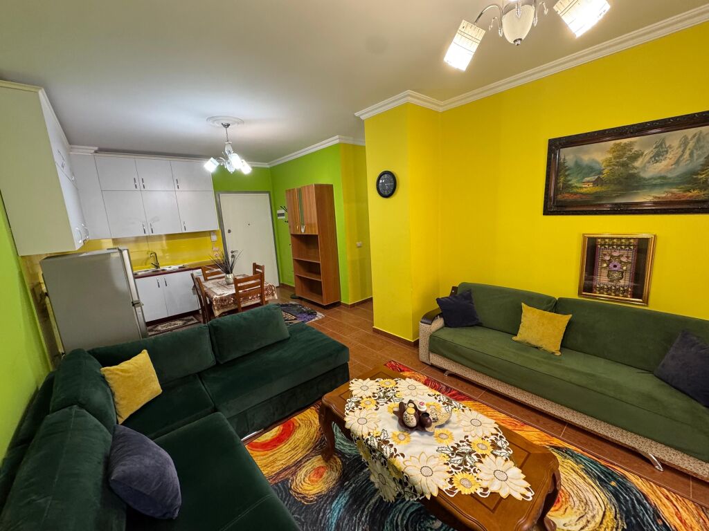 Jepet me qira 1+1 – 21 Dhjetori, Rruga Frosina Plaku  Apartament 1+1, 71 m², kati i parë banim në pallat me 2 ashensorë. 📍 Vendndodhje e mirë dhe e aksesueshme.  💶 Qira: 500 €/muaj ❗ Administrimi, dritat dhe uji paguhen veçmas.
