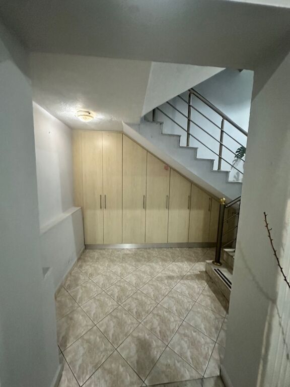 Ofrojme per qira apartament ne shtepi private 3+1+2 WC te Myslym Shyri
