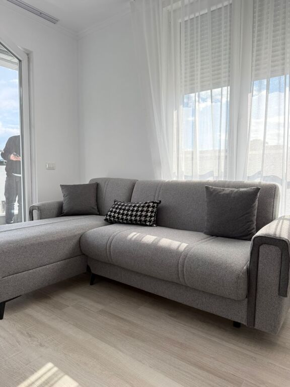 Jepet me qira apartament 2+1 me parking te Jordan Misja.  🚗 Me post parkimi💰 Cmimi: 80,000 leke / muaj  Per me shume informacion ose vizite, kontaktoni ne privat.