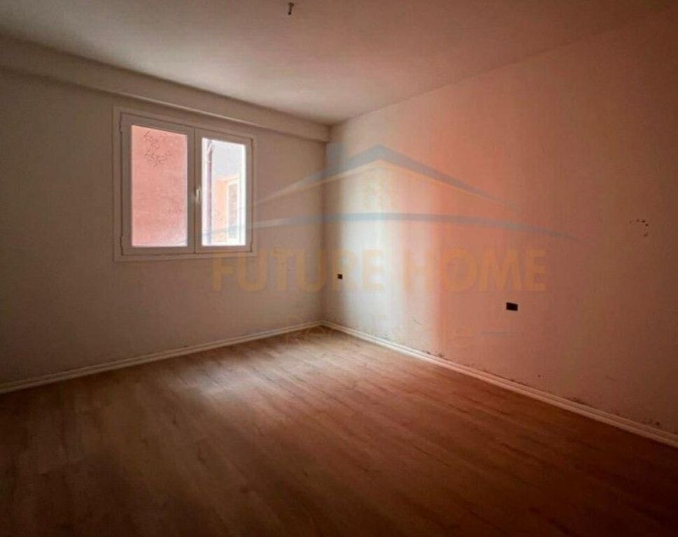 Shitet Apartament 1+1, Yzberisht