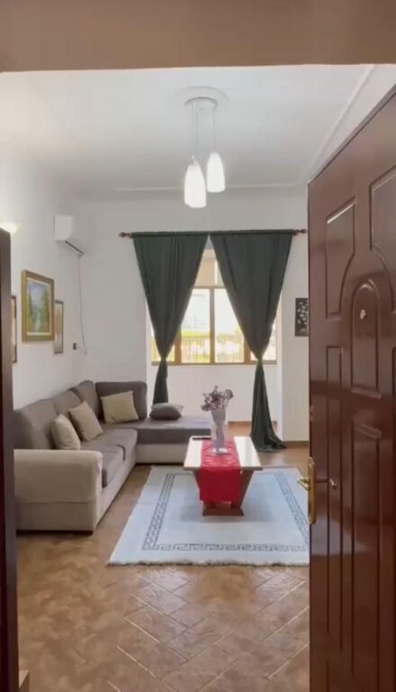 Jepet me qera Apartamenti 1+1 Bulevardi Bajram Curri ,pallatet Agimi ( kafe Roma) Bllok 600 euro