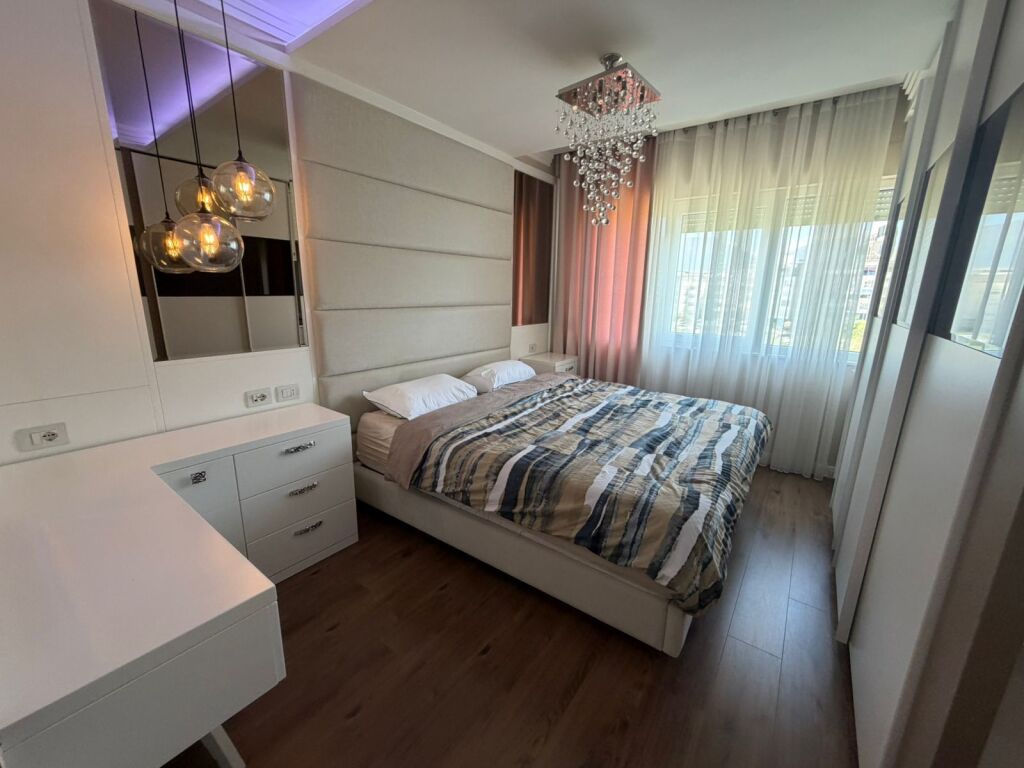 Shitet apartament 2+1 pranë Liqenit të Thatë