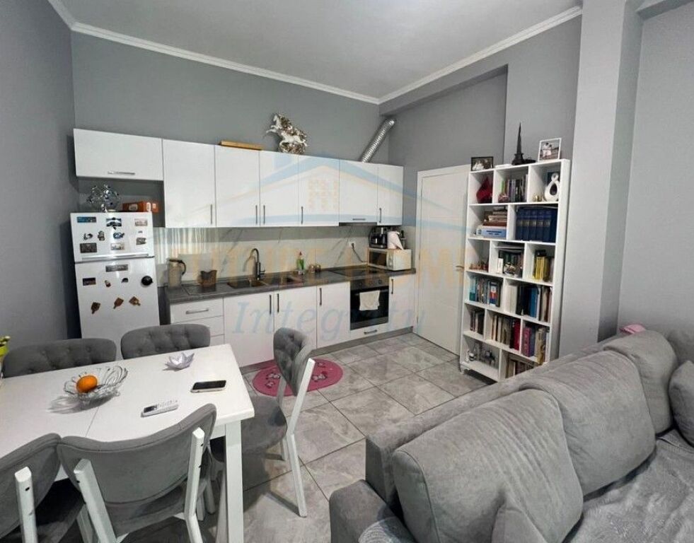Shitet, Apartament 2+1, Fresku, Tiranë.