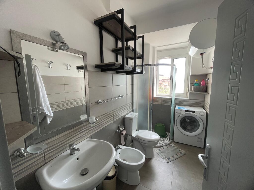 Shitet Apartament 1+1+ kuzhine e vecuar + 2 ballkone