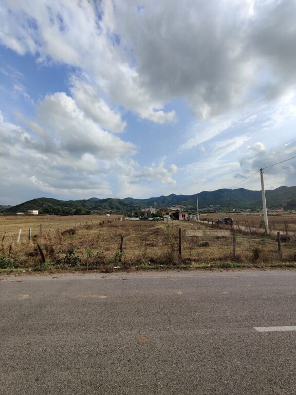 Shitet Toke ne Fortuz, Tirane 1558m2, ne buze te rruges