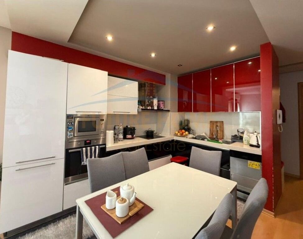 Shitet, Apartament 2+1+2+ Post Parkimi, Rruga Frosina Plaku, Tiranë