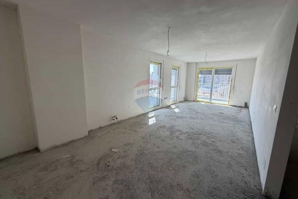 Shitet apartament 2+1 ne Xhamllik!