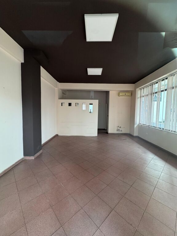 Jepet me qera Ambjent biznesi  Adresa : Rruga elbasanit afer lagunes  Kati 1  Siperfaqe 50 m2  Cmimi 500 mij lek