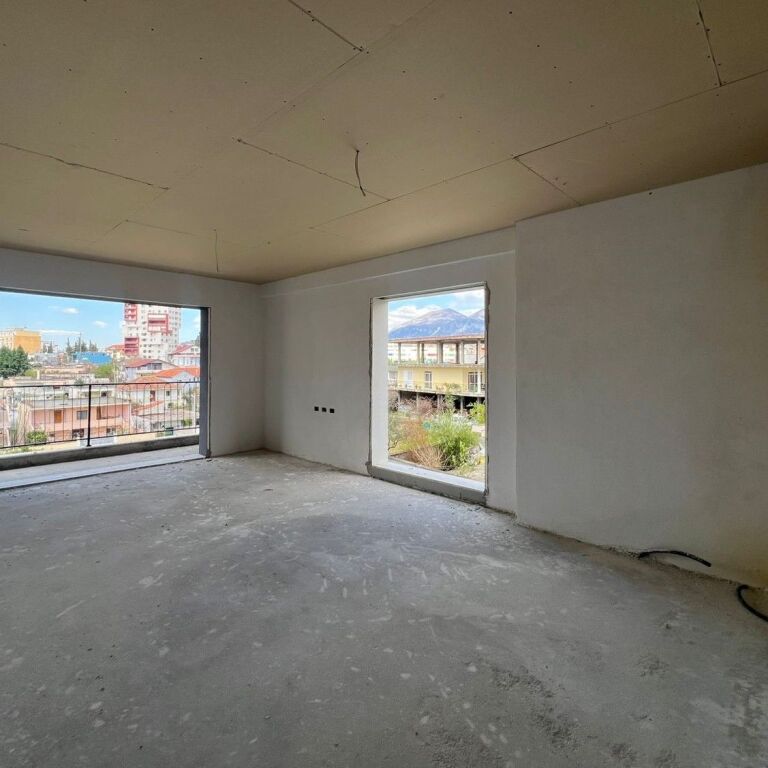 🏡 Shitet Apartament 2+1+2 – Pranë Rrethit të Klanit (Porcelan) 📍