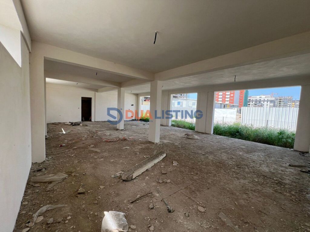 🏢 Jepet me qera godinë 2-katëshe në Kamëz.