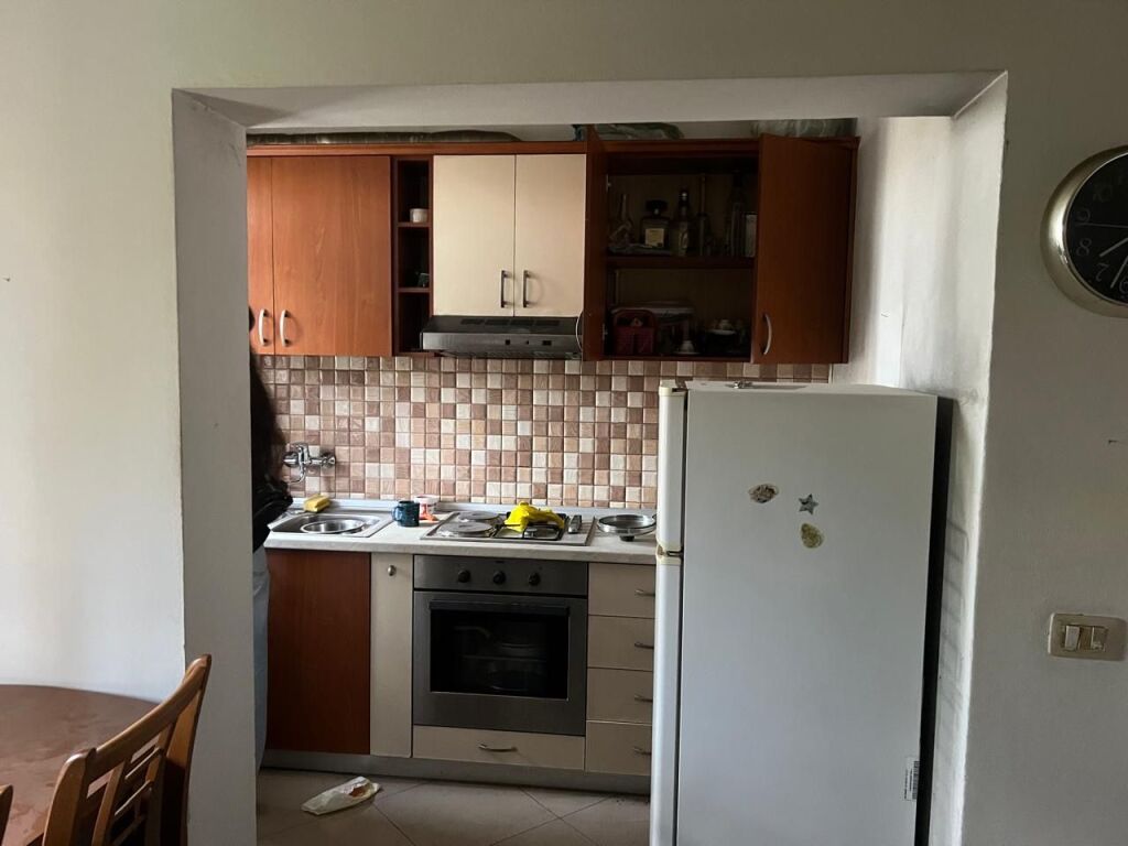 Apartment for rent 1+1 in Shkoze Total area: 56 m2 Floor: 3 Layout: •Living room + kitchen area •1 bedroom •1 bathroom • Corridor The apartment is furnished.