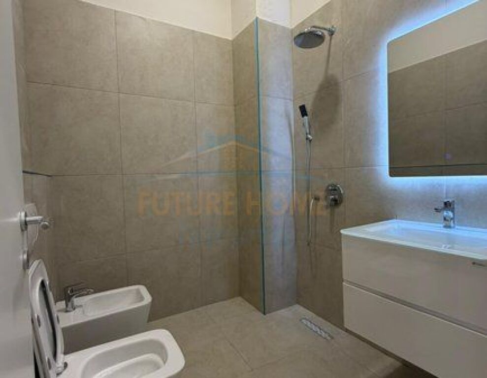 Shitet, Apartament 2+1+2, Fresku, Tiranë.