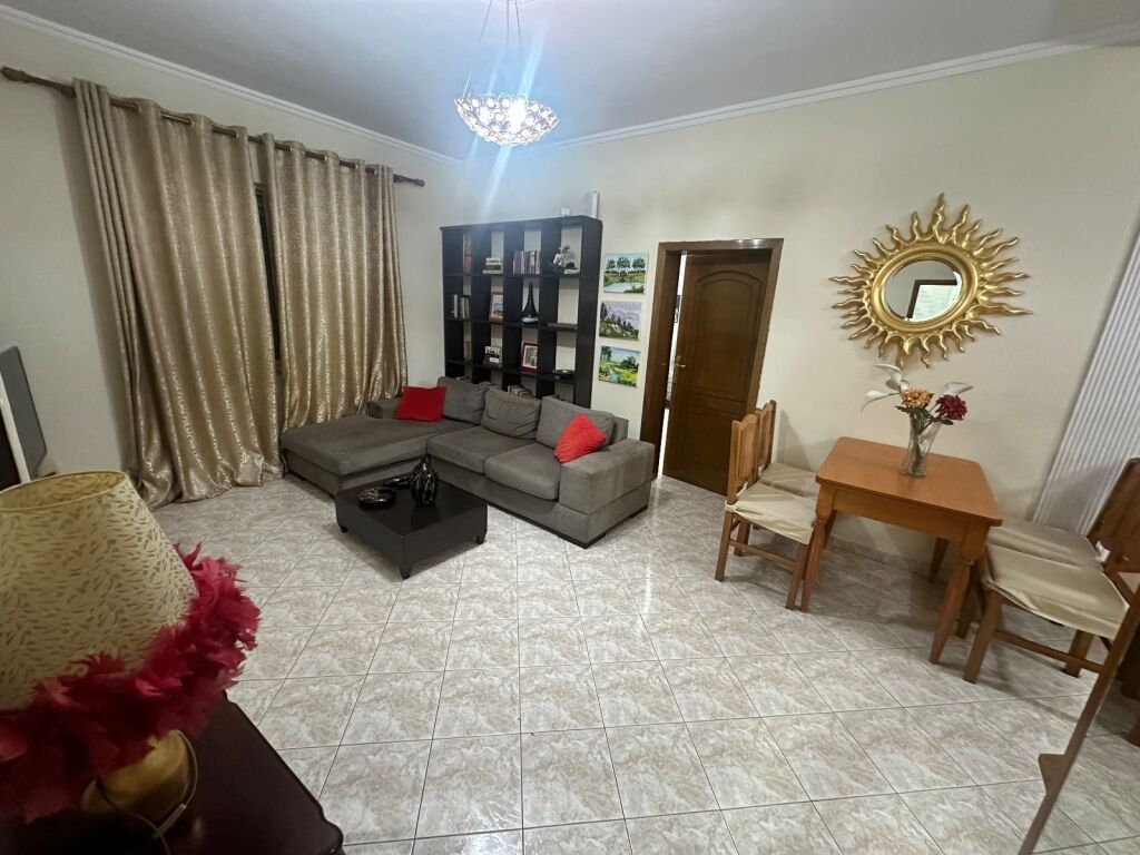 Ofrojme per qira apartament ne shtepi private 3+1+2 WC te Myslym Shyri