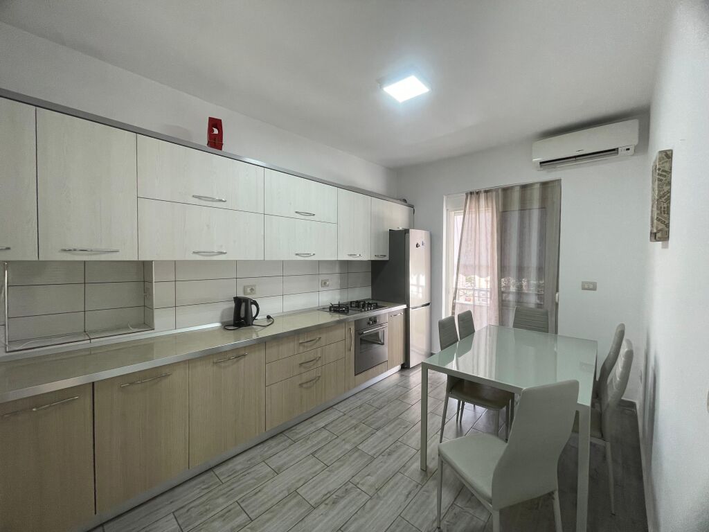 Shitet Apartament 1+1+ kuzhine e vecuar + 2 ballkone