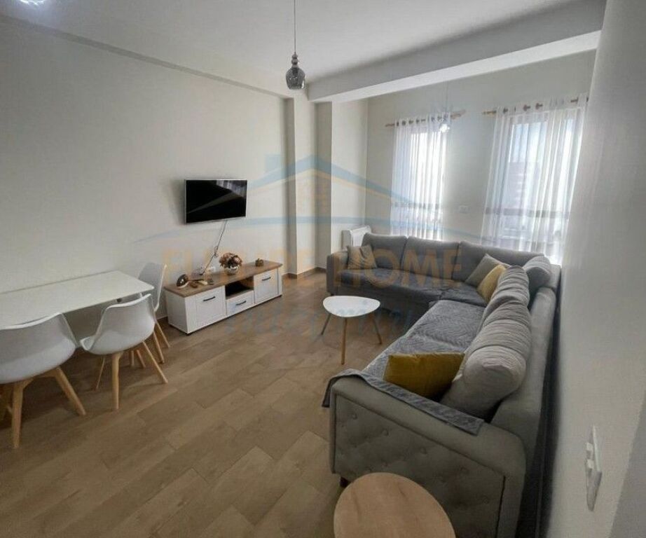 Affitto, Appartamento 1+1+Posto Auto, Scuola Rossa, Tirana.