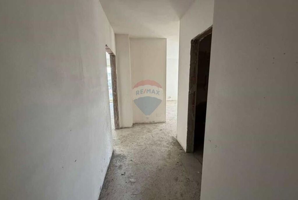 Shitet apartament 2+1 ne Xhamllik!