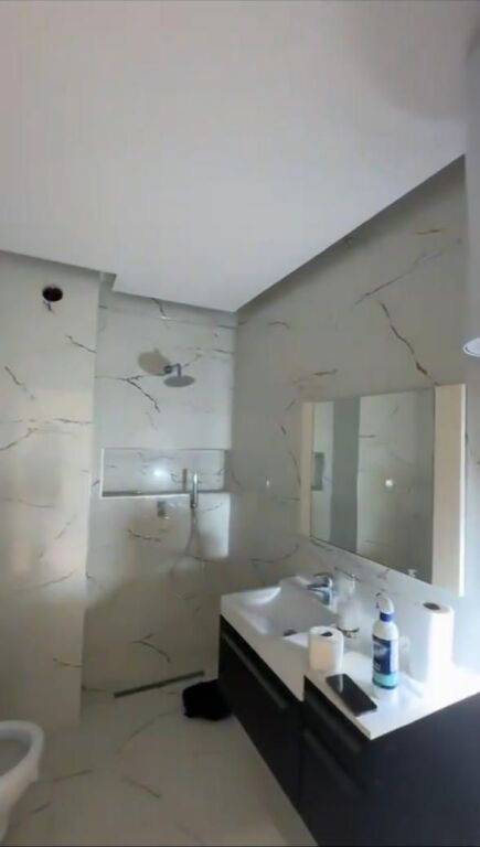 Shitet apartament 2+1 tek Shkëmbi i Kavajës – Vijë e parë me detin