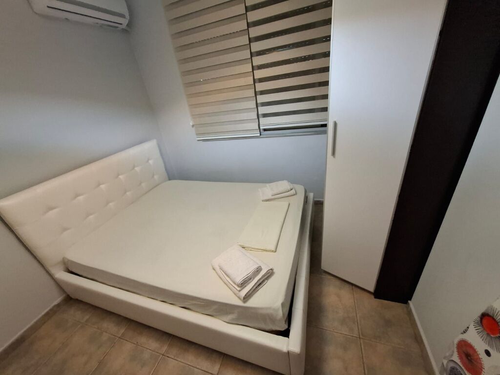 Jepet me Qera Apartament 1+1 Tek Shkembi i kavajes