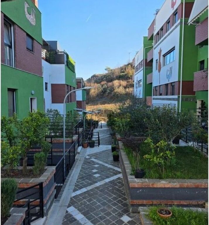 Shitet, Dublex, Kodra e Diellit Tiranë.