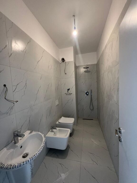 ZYRE ME QERA 108M2 RRUGA E BARRIKADAVE 80.000 LEKE FH-70165