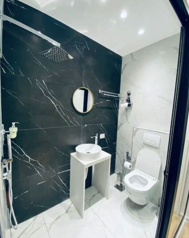 apartament me qira tek Komuna e Parisit.