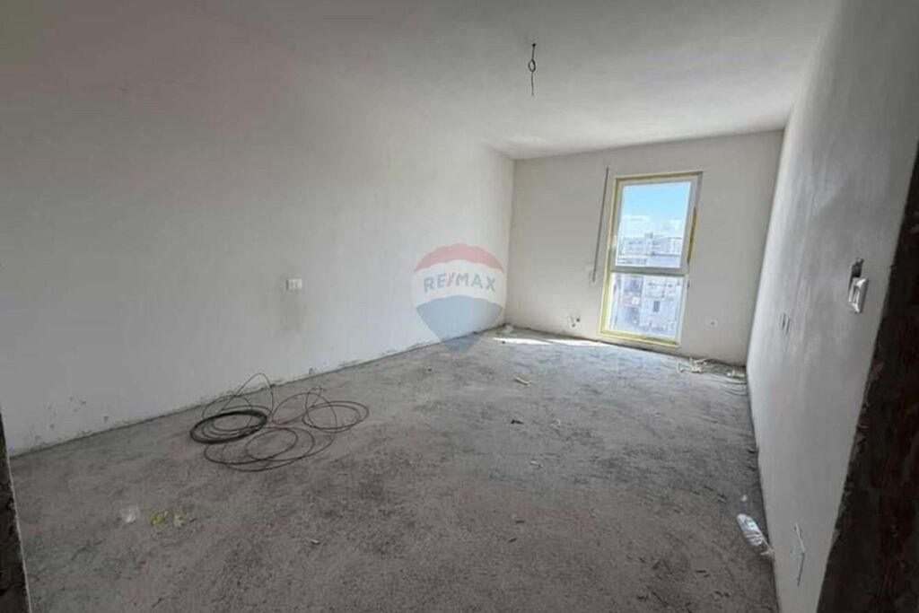 Shitet apartament 2+1 ne Xhamllik!