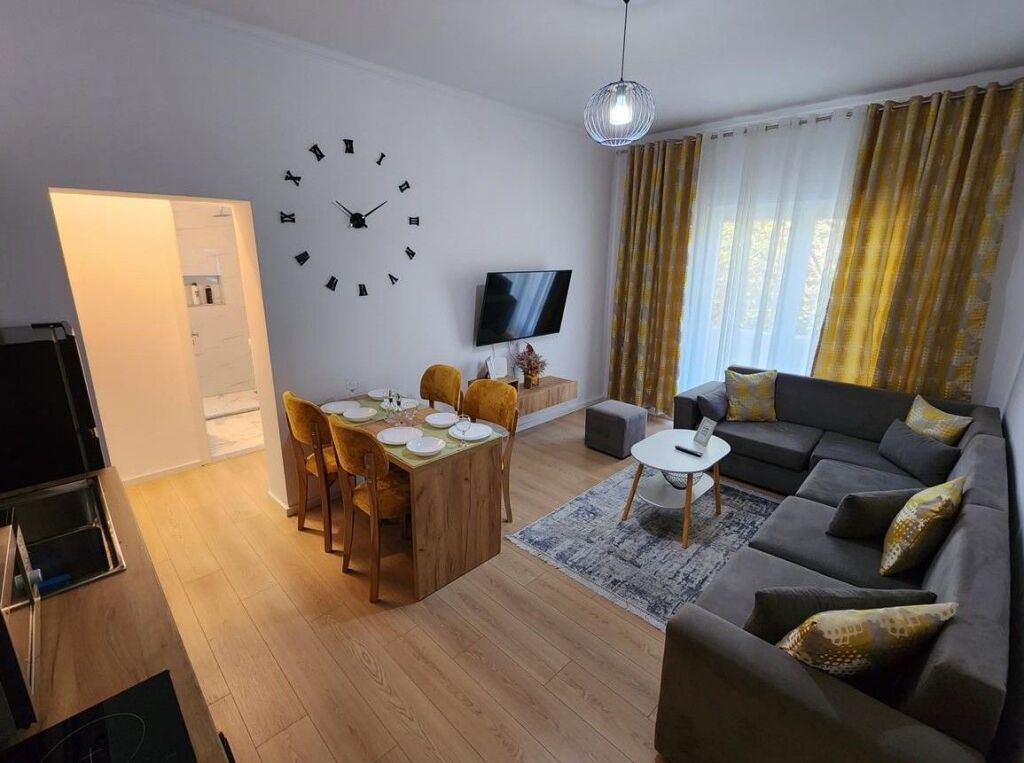 Jepet me qera apartament 2+1 tek zona e 21 Dhjetorit.