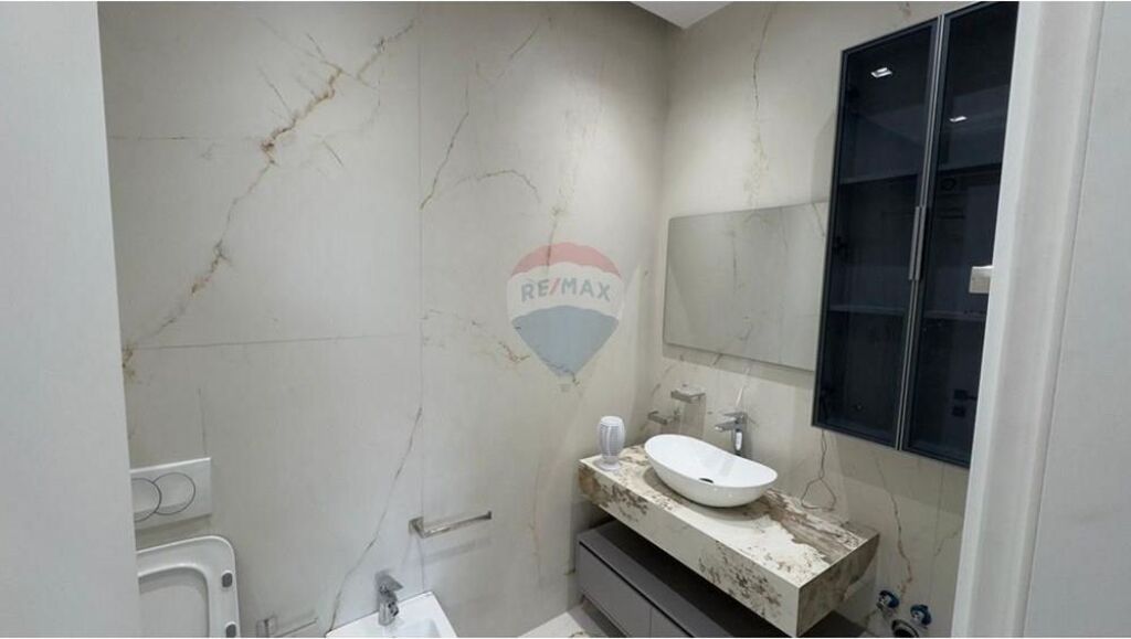 Zyrë me qira në zonën e Liqenit të Thatë.