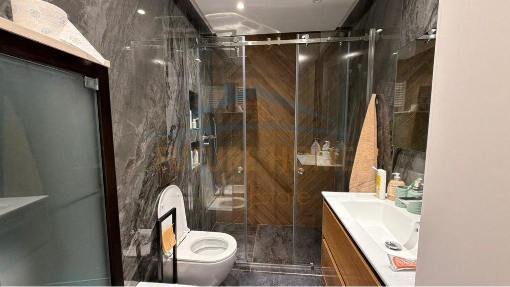 Appartamento 3+1+2+2 posti auto in vendita Via Elbasan