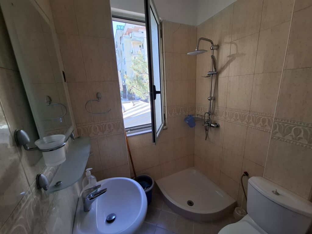 Jepet me Qera Apartament 1+1 Tek Shkembi i kavajes