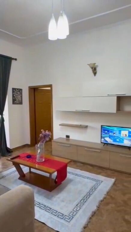 Jepet me qera Apartamenti 1+1 Bulevardi Bajram Curri ,pallatet Agimi ( kafe Roma) Bllok 600 euro