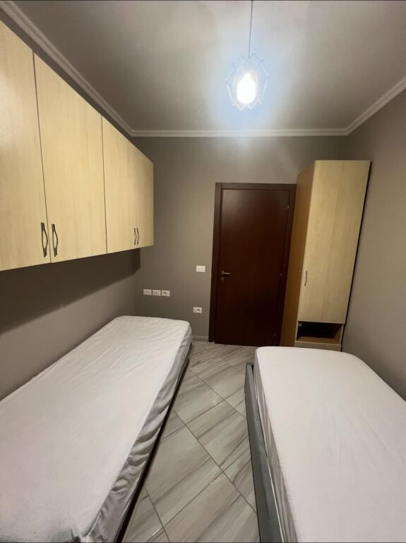 Jepet me qira 2+1+1 Bathore Rruga Demokracia 400 mije leke