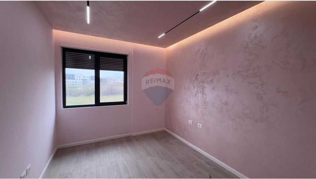 Zyrë me qira në zonën e Liqenit të Thatë.