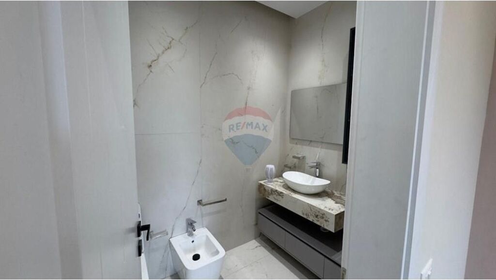 Zyrë me qira në zonën e Liqenit të Thatë.