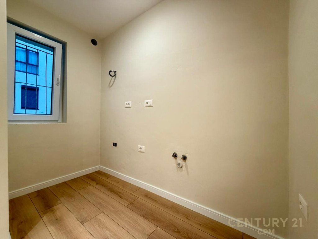Apartament 1+1 per shitje prane Pazarit te Ri