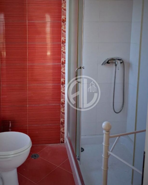 Per qera  Apartament 3+1+2 me Verandë pranë Stadiumit, Durres – I Rinovuar dhe i Mobiluar Rishtazi.