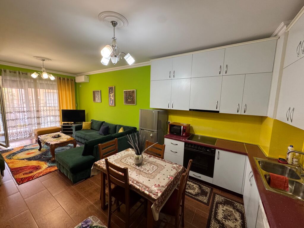 Jepet me qira 1+1 – 21 Dhjetori, Rruga Frosina Plaku  Apartament 1+1, 71 m², kati i parë banim në pallat me 2 ashensorë. 📍 Vendndodhje e mirë dhe e aksesueshme.  💶 Qira: 500 €/muaj ❗ Administrimi, dritat dhe uji paguhen veçmas.