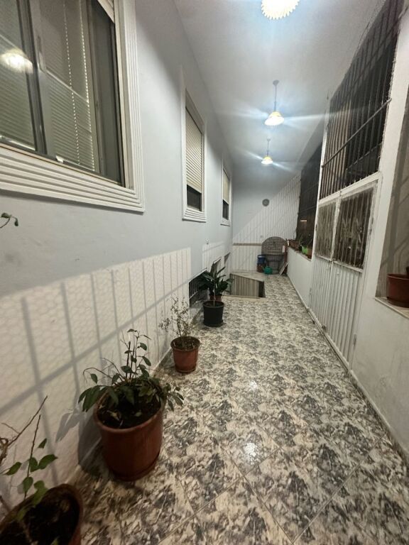 Ofrojme per qira apartament ne shtepi private 3+1+2 WC te Myslym Shyri