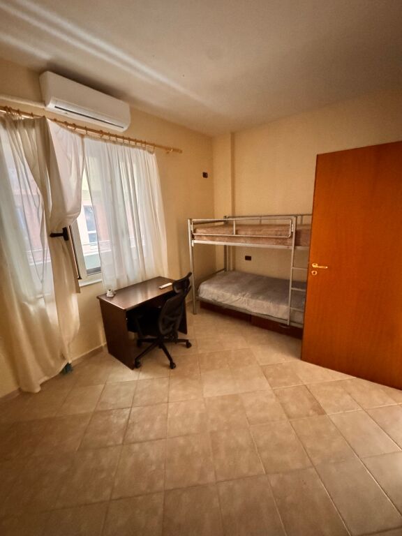 Bllok - Shitet 3+1 + Verandë