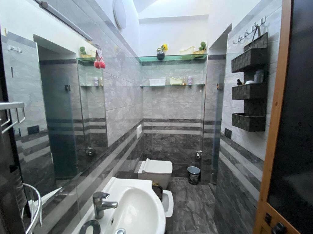 JEPET ME QERA VILA 2 KATESHE 400€ SHKOZET