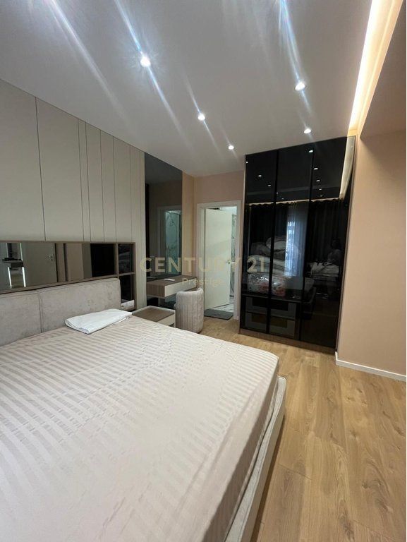 APARTAMENT 2+1+2+POST PARKIMI NE SHITJE, RRUGA E DURRSIT!