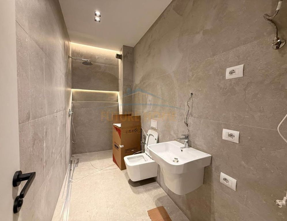 Shitet apartament 1+1 Rruga e Barrikadave