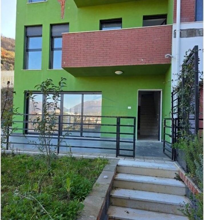 Shitet, Dublex, Kodra e Diellit Tiranë.