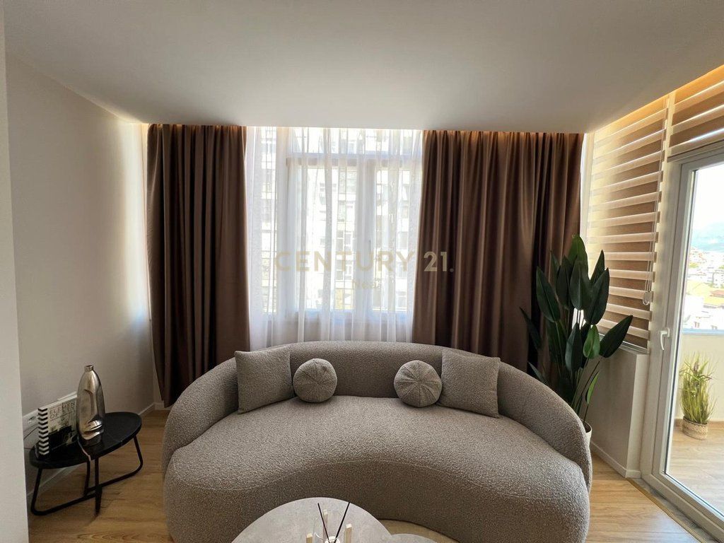 Japim me qira super apartament prane Square21 !!