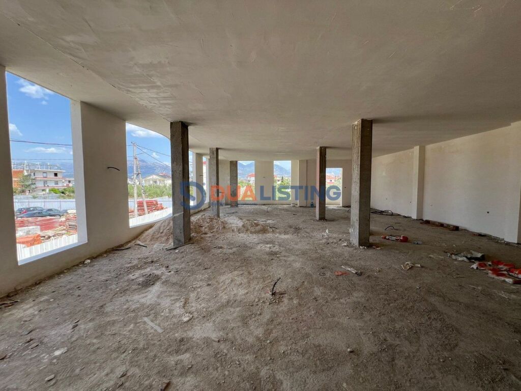 🏢 Jepet me qera godinë 2-katëshe në Kamëz.