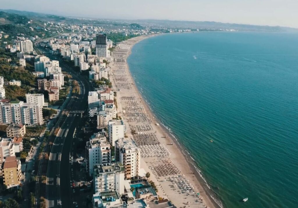 Shitet apartament 2+1 tek Shkëmbi i Kavajës – Vijë e parë me detin