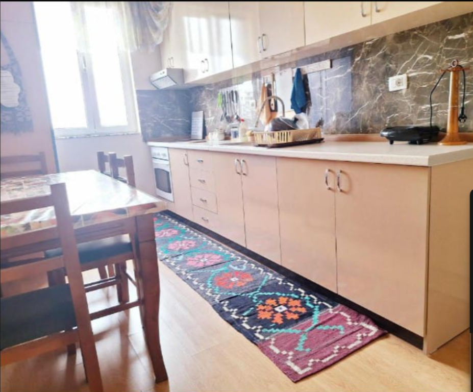 Monolocali in affitto vicino al Liceo "Partizani" – 28.000 Lek