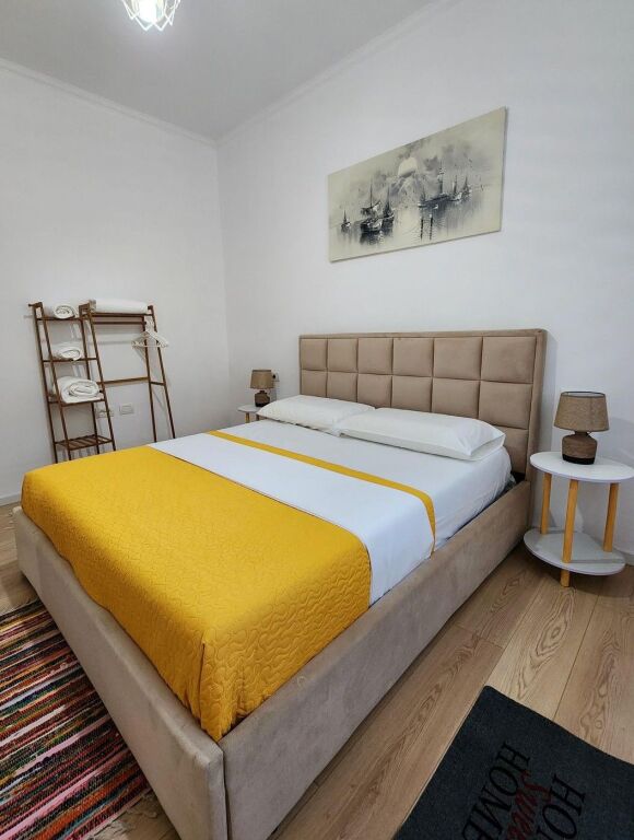 Jepet me qera apartament 2+1 tek zona e 21 Dhjetorit.