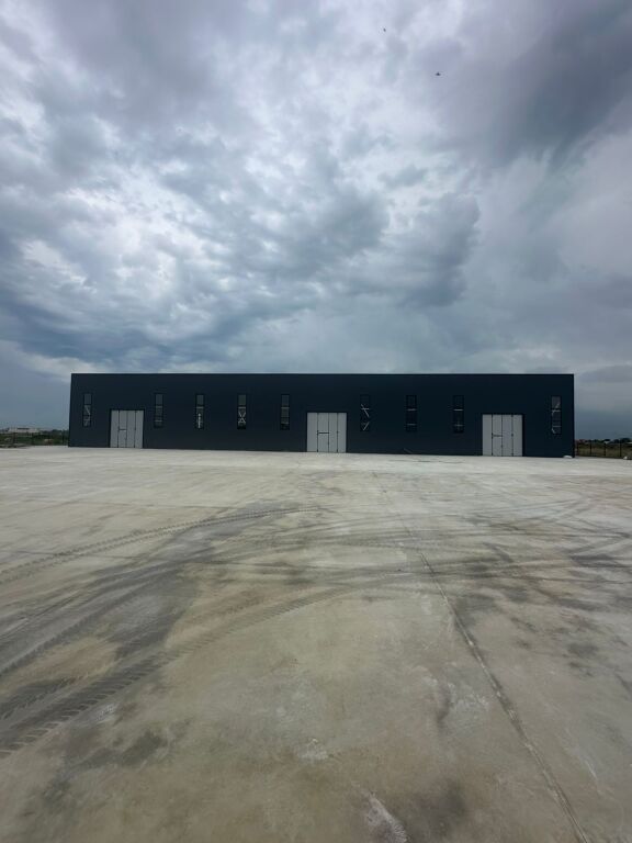 Kapanon Me Qera Fllake Rruge Kryesore