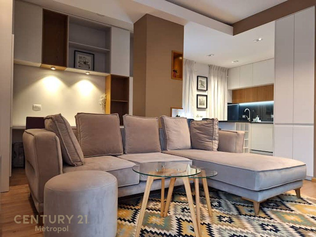 Jepet me qira studio me verandë në zonën e 21 Dhjetorit, Tiranë! 600 € /Muaj Sip. Totale  51m2